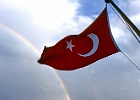 Regenbogen und türkische Flagge